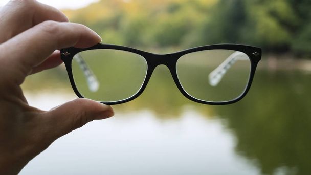 koncepce přírody, rozbité brýle, zelené pozadí, oční brýle, Retro styl, brýle na čočku, zrakové sklo, jasně, tónovaná skla, optické brýle, zisky, optiky, čočky, rámy, mlčení - Fotografie, Obrázek