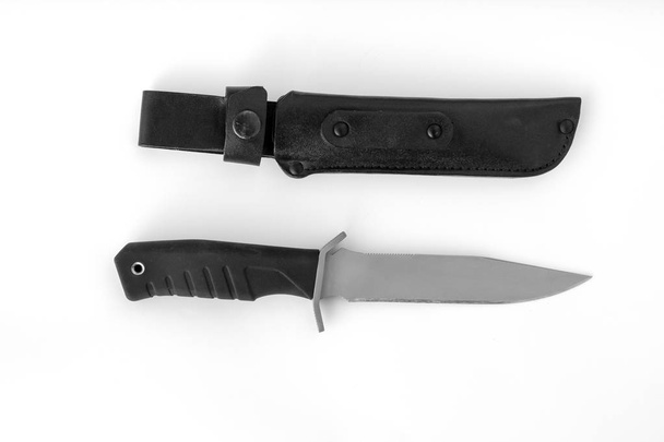 Zwarte zakmes geïsoleerd op een witte achtergrond. mes en zwart lederen cover close-up - Foto, afbeelding