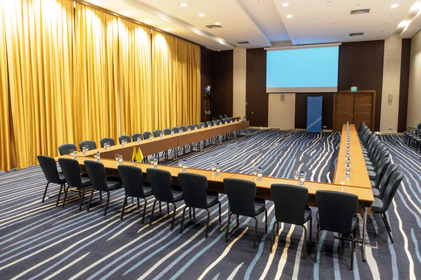 Интерьер современного конференц-зала. Пустой конференц-зал в л
 - Фото, изображение