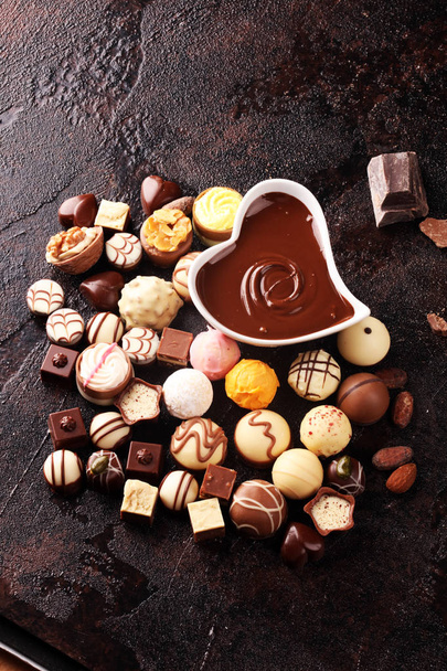 paljon erilaisia suklaapraliineja, belgialaisia makeisia gourm
 - Valokuva, kuva