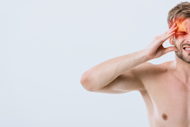 Teilansicht eines hemdlosen Mannes mit Kopfschmerzen, der Schläfen isoliert auf grau berührt - Foto, Bild