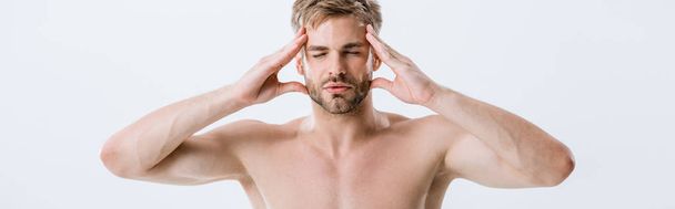 gri izole migren dokunarak tapınaklar ile gömleksiz adam panoramik çekim - Fotoğraf, Görsel