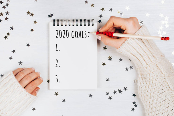 Notebook with 2020 goals list - 写真・画像