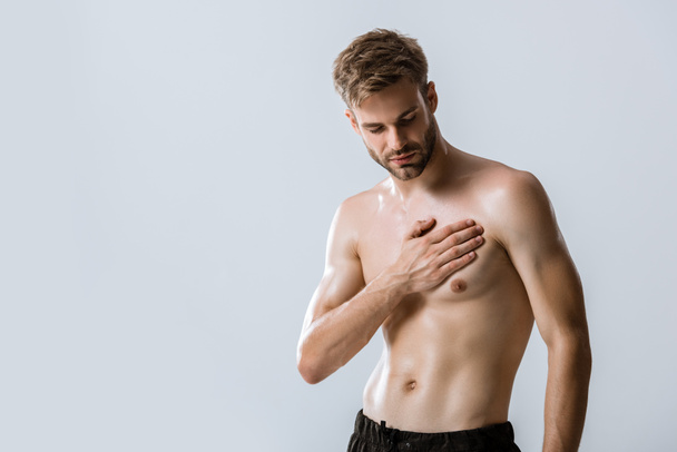 Hemdloser bärtiger Mann mit Brustschmerzen isoliert auf grau - Foto, Bild