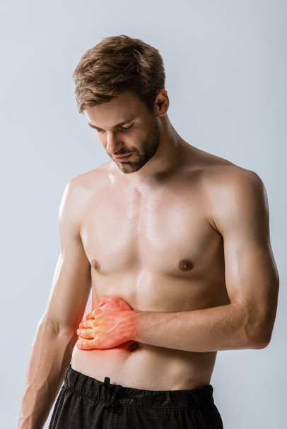 Hemdloser bärtiger Mann mit Bauchschmerzen isoliert auf grau - Foto, Bild