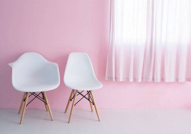 ヒップスターインテリアモダンな部屋のピンクの壁の上に白い椅子. - 写真・画像