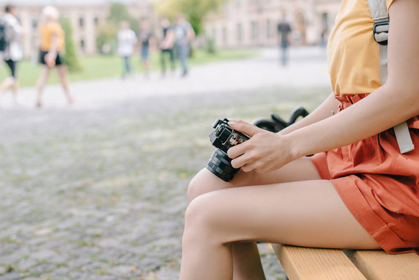 cropped view of girl holding digital camera in hands - Foto, imagen