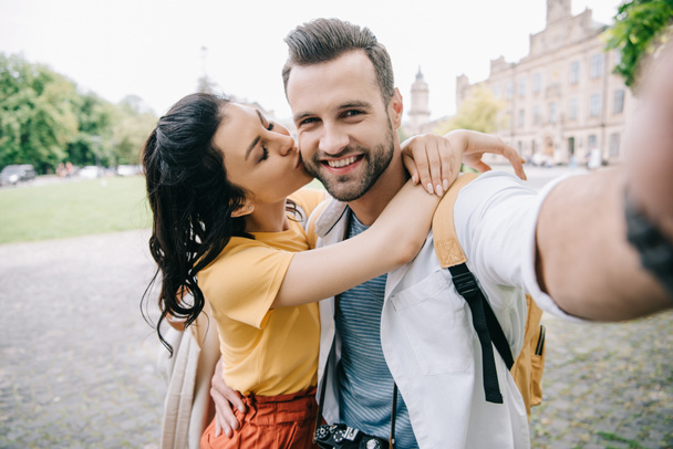 focalizzazione selettiva della donna baciare guancia di uomo felice
  - Foto, immagini