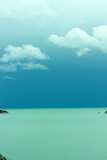 όμορφη λίμνη σε τυρκουάζ χρώμα - Φωτογραφία, εικόνα