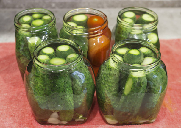 conservación de verduras, frasco de vidrio con pepinos en escabeche
 - Foto, Imagen