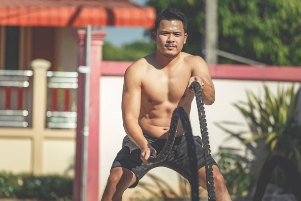 Man met touw bij fitness - Foto, afbeelding
