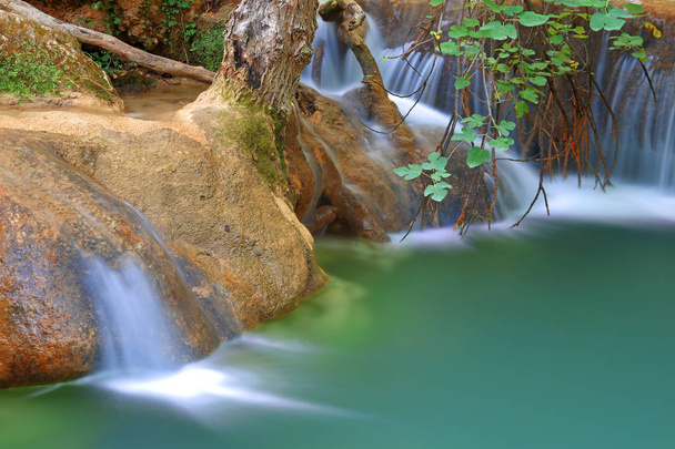 Fluss schlängelt sich zwischen den Felsen. Langzeitbelichtung. Wischeffekt. Wasser mit Lagunenwirkung - Foto, Bild