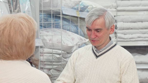 Senior férfi kiválasztásában alom áruk feleségével a lakberendezés bolt - Fotó, kép