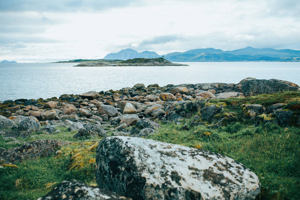 Fotografie malebných vysočin s vegetací, oblačno v Norsku v létě - Fotografie, Obrázek