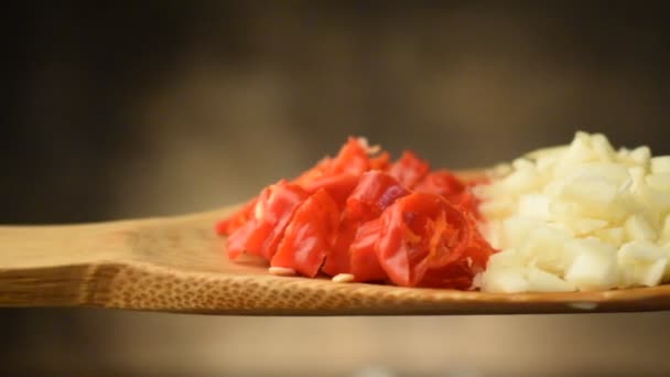 Těstoviny aglio olio e PEPERONCINO - Záběry, video