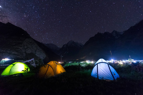 背景にきらめく星と天の川の下でキャンプテント - 写真・画像