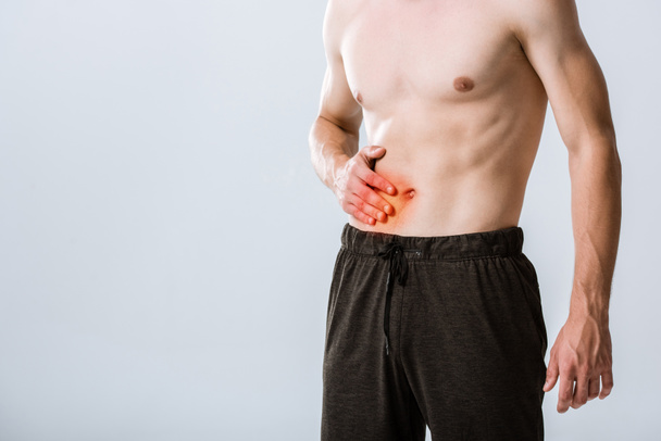 nyírt kilátás félmeztelen sportoló hasi fájdalom izolált szürke - Fotó, kép