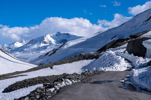 út a Himalája hegység és a kék ég drámai felhők. Ladakh, Dzsammu és Kasmír, india - Fotó, kép