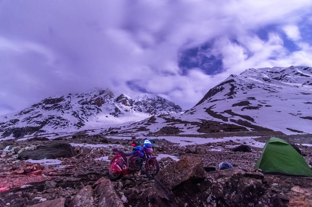 Noche Motocicleta Camping en Ladakh en Inviernos
 - Foto, imagen