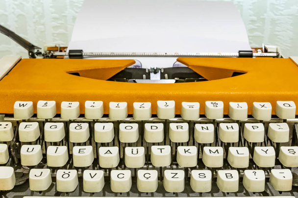 крупним планом старий друкар для запису і клавіатури
 - Фото, зображення