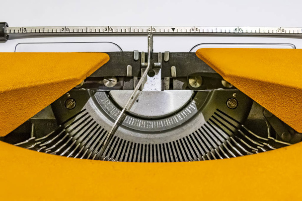 Zavřít starý typ psacího stroje pro psaní - Fotografie, Obrázek