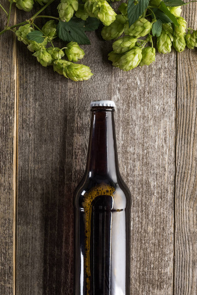 vista dall'alto della birra con luppolo verde sulla superficie di legno
 - Foto, immagini