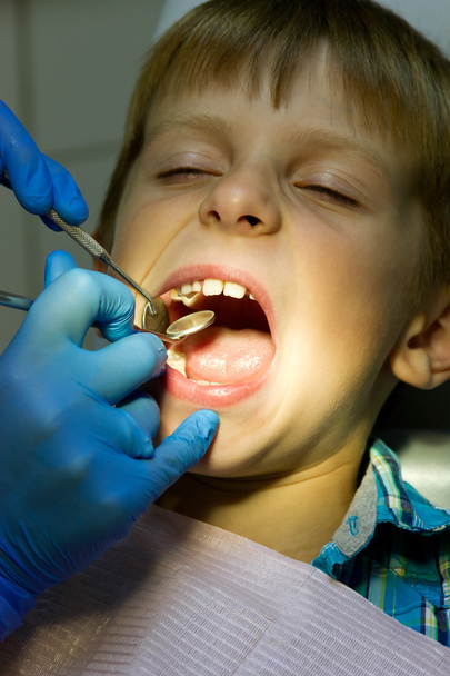 chico en recepción en el dentista
 - Foto, imagen