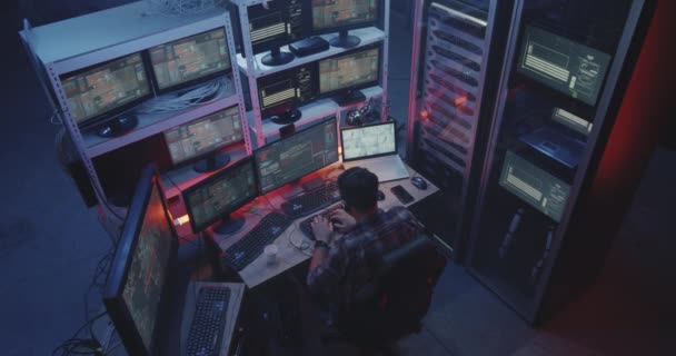 Haker przy użyciu komputera z wieloma monitorami - Materiał filmowy, wideo