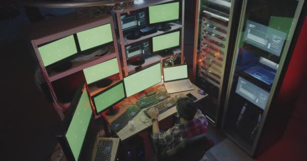 Hacker usando computadora con múltiples monitores
 - Imágenes, Vídeo