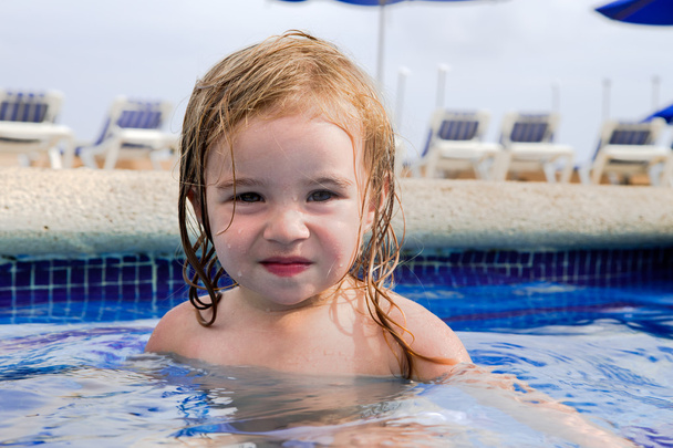 Прекрасная усталая девочка в бассейне
 - Фото, изображение