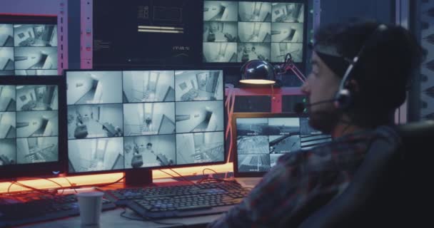 Hacker güvenlik kamerası görüntüleri izliyor - Video, Çekim