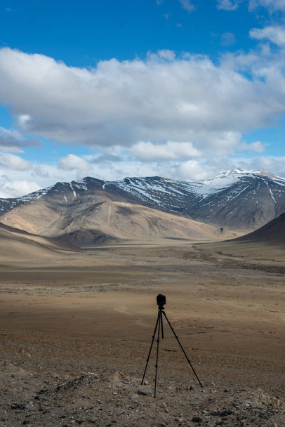 Montaggio telecamera su treppiede su Ladakh Landscape con ombra di nuvola
 - Foto, immagini