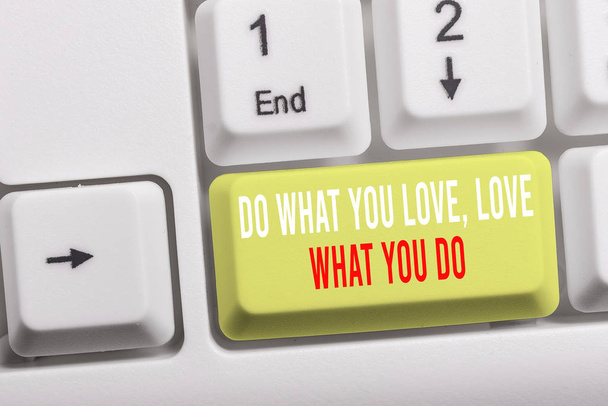 Пишу записку, показывающую "Делай то, что любишь". Преследуйте свои мечты или страсти в жизни Белая компьютерная клавиатура с нотной бумагой на белом фоне
. - Фото, изображение