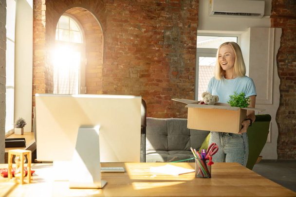 A young businesswoman moving in office, getting new work place - Foto, afbeelding