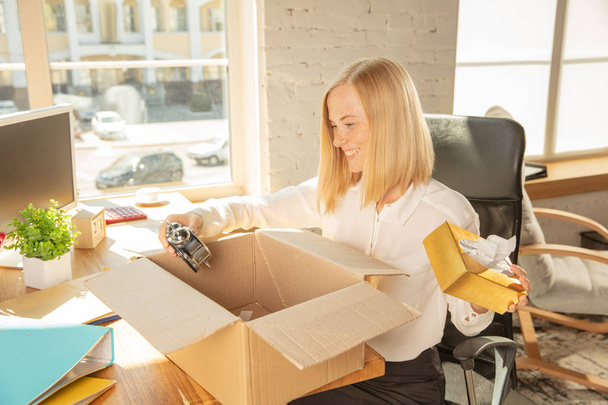 A young businesswoman moving in office, getting new work place - Foto, afbeelding