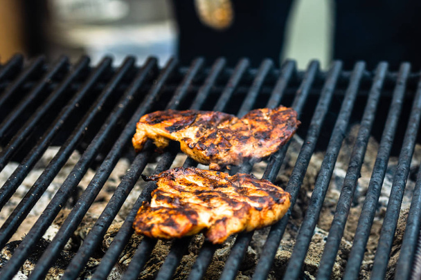 Ζουμερό ζεστό κρέας σε μια σχάρα κάρβουνου, χοιρινές μπριζόλες, κοτόπουλο BR - Φωτογραφία, εικόνα