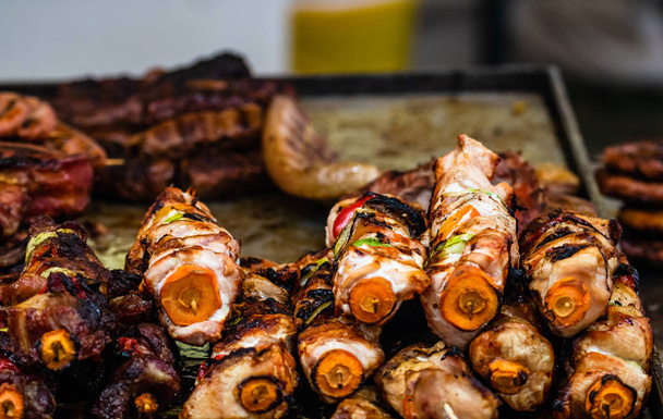 Sappig gestoomd vlees op een Houtskoolgrill, varkensvlees steaks, kip br - Foto, afbeelding