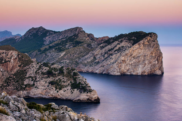 Heuvels in de buurt van Cap Formentor in Sunrise, Mallorca - Foto, afbeelding