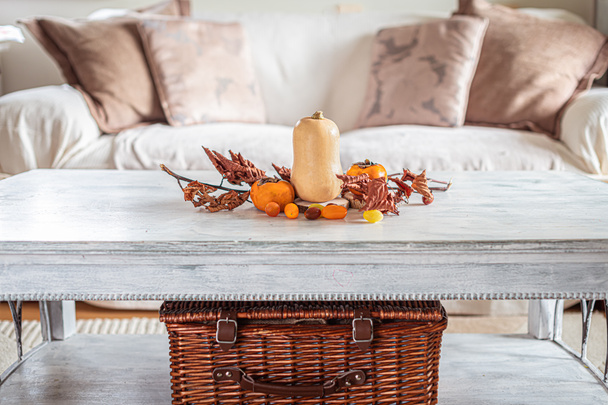 decorazione tavola autunno con cesto
 - Foto, immagini