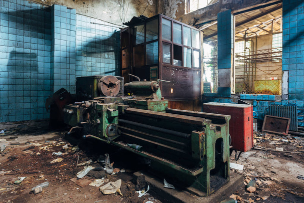 Old industrial machine tools in workshop. Rusty metal equipment  - Foto, Bild