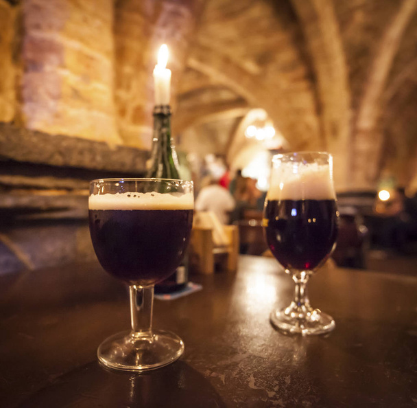 Due bicchieri di birra artigianale in un tipico birrificio belga
 - Foto, immagini