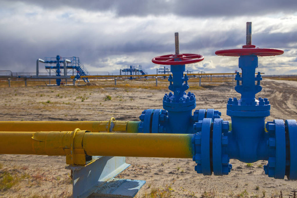 Olie, gasindustrie. Groep boorkoppen en ventiel armatuur, gas sluiten - Foto, afbeelding