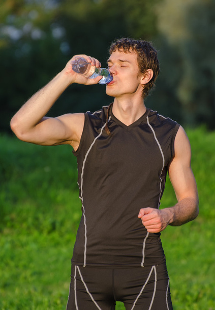 Sportsman bere acqua dalla bottiglia dopo l'allenamento
 - Foto, immagini