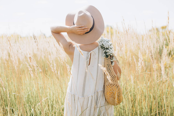 woman natural clothes eco mesh string bag wildflowers - Фото, изображение