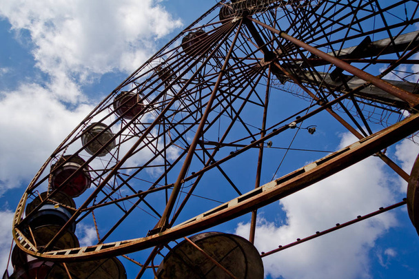 Old rusty abandoned Ferris wheel in the amusement park in Ochamc - Foto, immagini