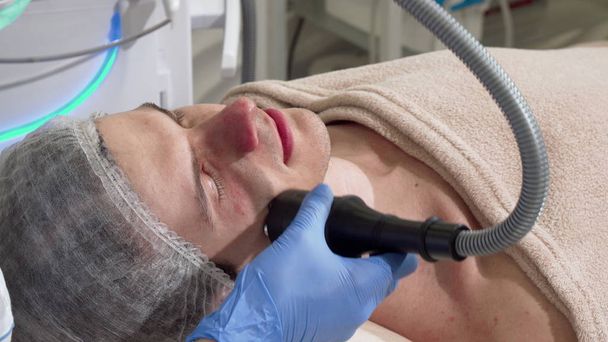 Красавчик получает рф-лифтинговое лечение от косметолога
 - Фото, изображение