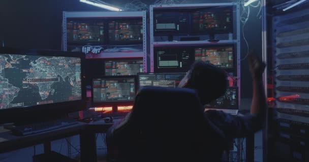 Hacker viendo múltiples monitores
 - Imágenes, Vídeo