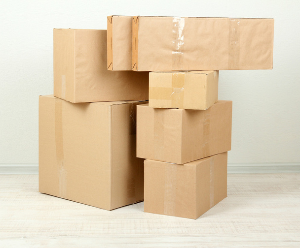 Different cardboard boxes in room - Foto, afbeelding