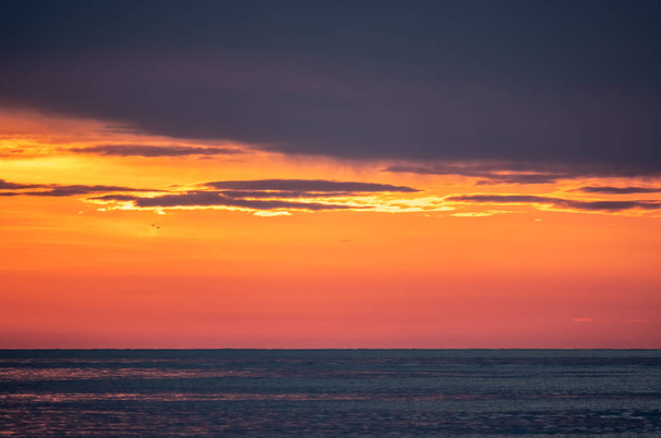 Beautiful red and orange sunset over the sea. - Foto, Imagen
