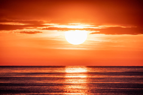 Beautiful red and orange sunset over the sea. - Foto, afbeelding